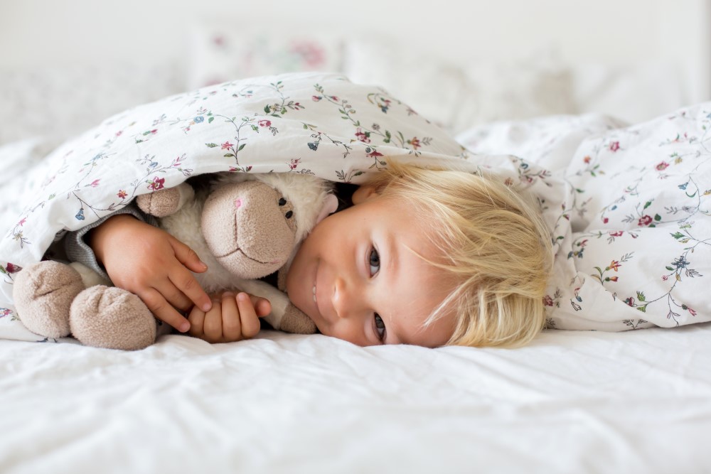 Barn der gemmer sig under dynen