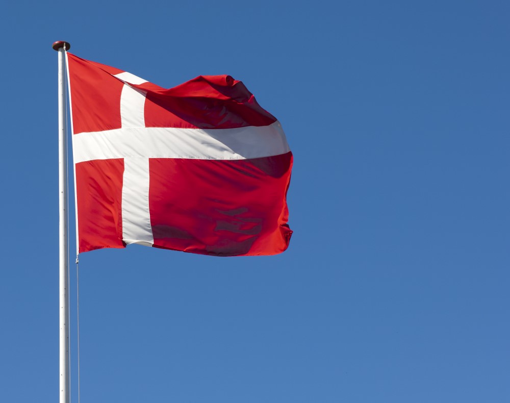 Flagstang med dansk flag