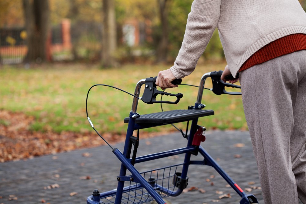 Senior med rollator